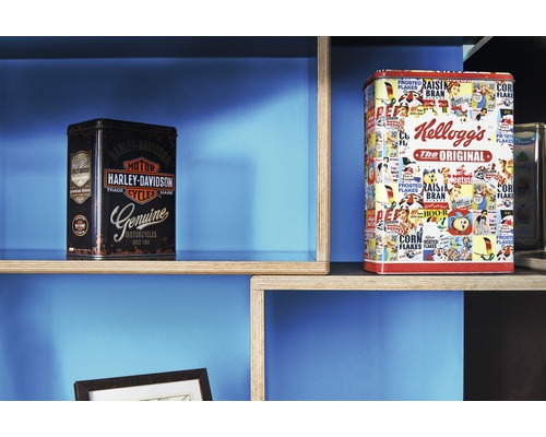 Dekorative Aufbewahrungsdosen mit Harley-Davidson und Kellogg''s Motiven im Regal