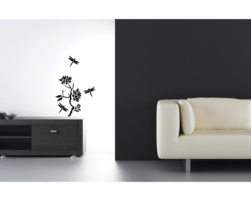 Wohnzimmer mit Wandtattoo aus Blüten und Libellen, Sofa und Fernsehschrank
