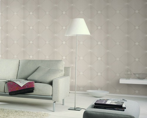 Wohnzimmer mit einer Couch, einer Stehlampe und einer gemusterten Tapete