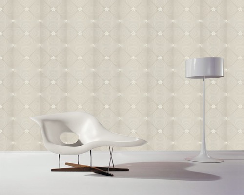 Szene mit gemusterter Tapete, Sessel und Stehlampe