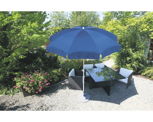 Gartenszene mit Sonnenschirm, Tisch und Stühlen im Freien