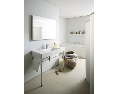 Helles Badezimmer mit Waschbecken auf Beinen, Spiegel, Badewanne und Dekoration