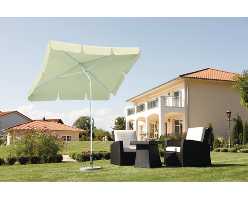 Quadratischer Gartenschirm mit Gartengarnitur auf einer Rasenfläche