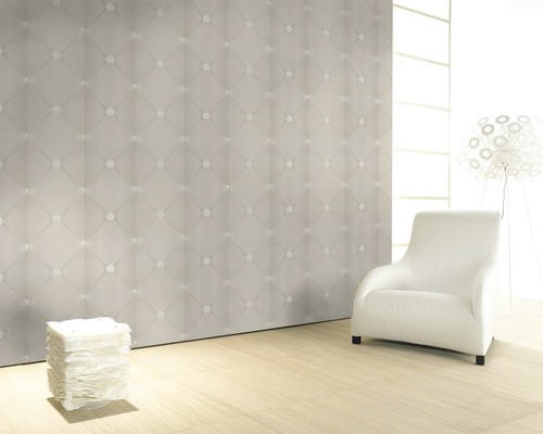 Heller Raum mit gemusterter Tapete, Sessel und Lampe