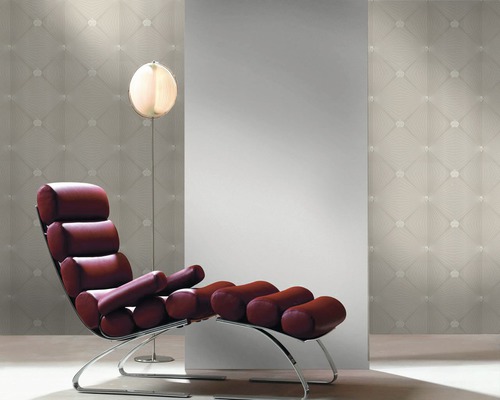 Einrichtungsidee mit Lounge-Sessel, Stehlampe und gemusterter Tapete