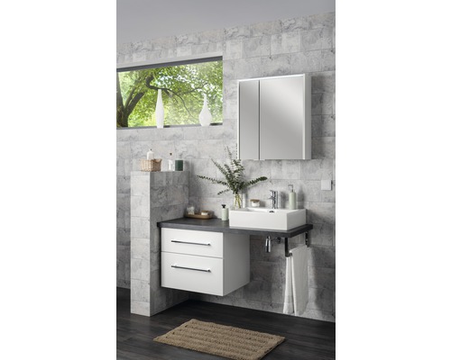 Modernes Badezimmer mit Waschbecken, Unterschrank, Spiegelschrank und Fenster