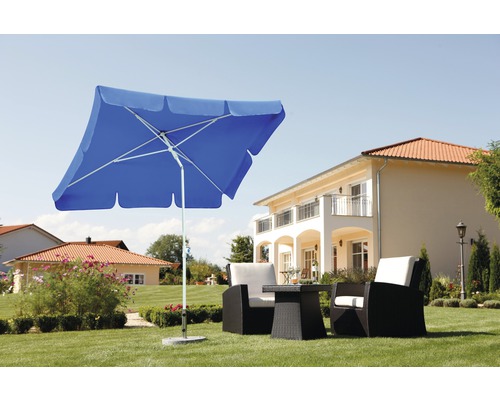 Quadratischer Sonnenschirm mit Gartengarnitur im Garten