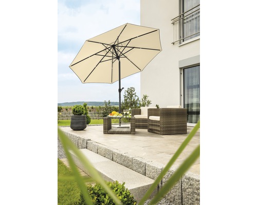 Terrasse mit Sonnenschirm, Rattansessel und Tisch