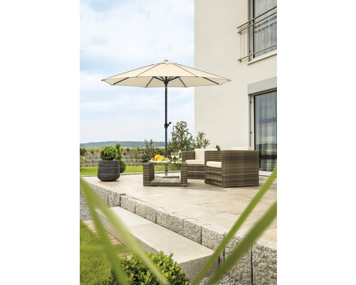 Terrasse mit Sonnenschirm, Rattansitzgruppe und Steintreppe