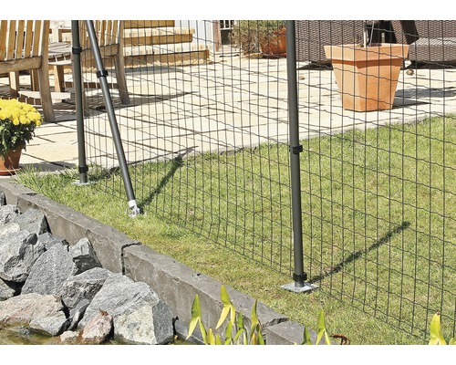 Außenaufnahme eines Katzenschutzzauns im Garten