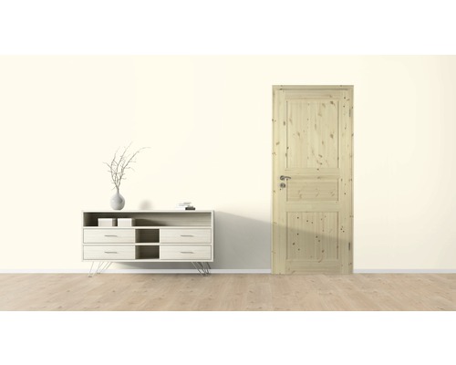 Innenraum mit Kommode und Holztür