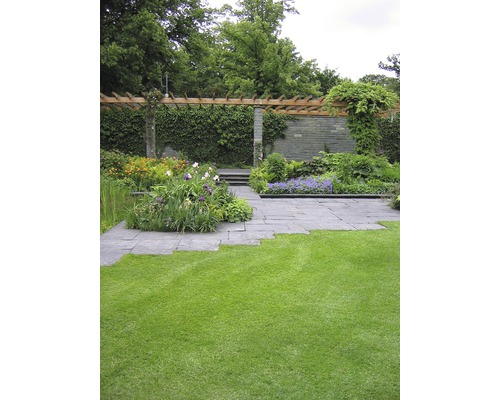 Garten mit Rasenfläche, Steinplattenweg und bepflanzter Pergola