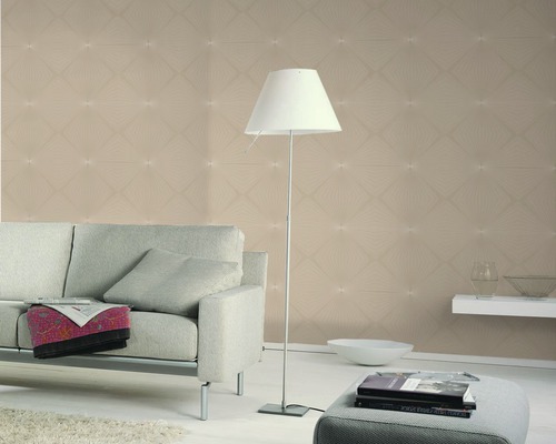 Wohnzimmer mit Sofa, Stehlampe und gemusterter Tapete