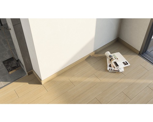 Holzboden mit Fußleiste und Zeitschriftenstapel