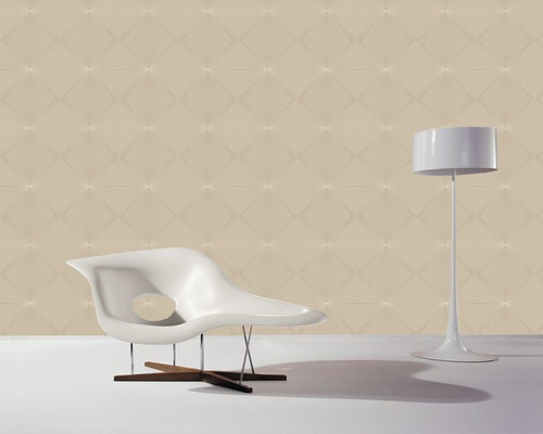 Raumansicht mit gemusterter Tapete, Sessel und Stehlampe