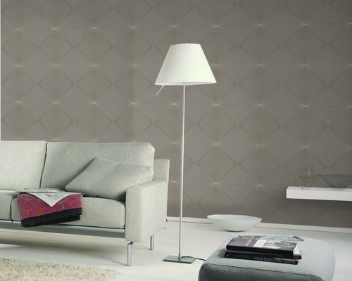 Wohnzimmer mit grau gemusterter Tapete, Stehlampe, Sofa und Hocker