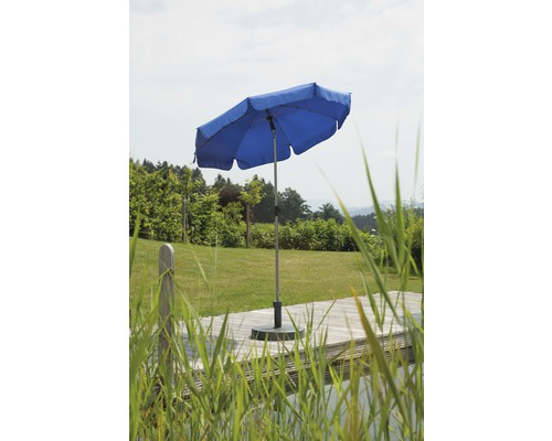 Blauer Gartenschirm auf einer Holzterrasse mit Rasen im Hintergrund