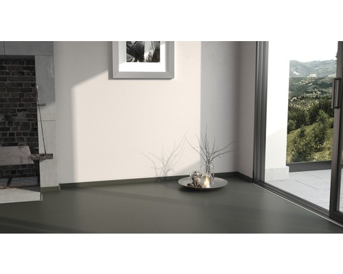 Innenraum mit modernem Bodenbelag, Dekoration und Blick ins Grüne