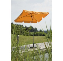 Quadratischer Sonnenschirm im Garten aufgestellt