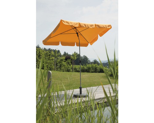 Quadratischer Sonnenschirm im Garten aufgestellt