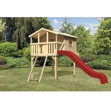 Spielhaus aus Holz mit roter Rutsche im Garten