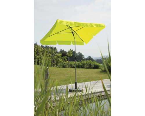 Quadratischer Sonnenschirm mit Metallständer im Garten