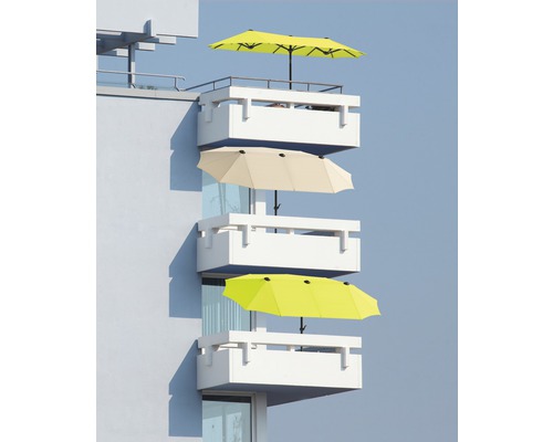 Mehrere Balkone mit Sonnenschirmen