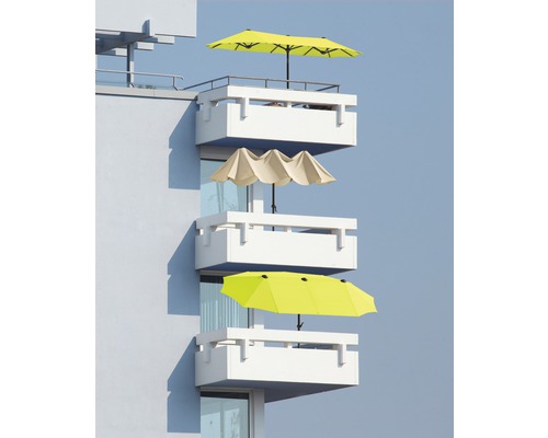 Mehrere Balkone mit Sonnenschirmen übereinander gestapelt