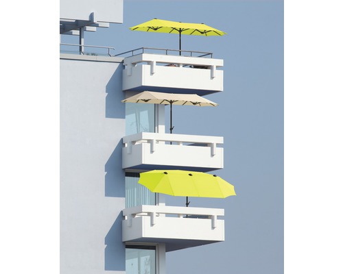 Mehrere Balkone mit Sonnenschirmen an einem Gebäude.