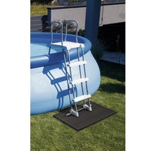 Aufstellpool mit Leiter und Unterlegmatte auf Rasen