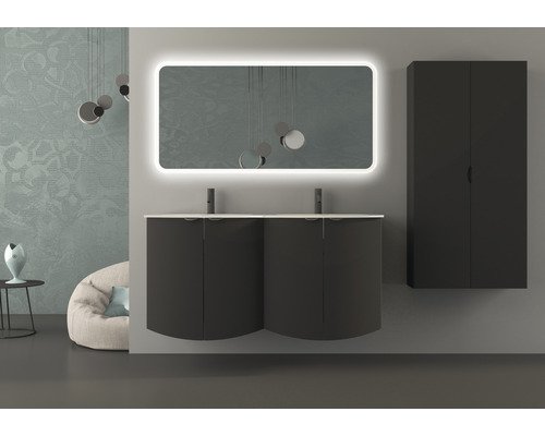 Modernes Badezimmer-Interieur mit Waschtisch, beleuchtetem Spiegel und Hochschrank.