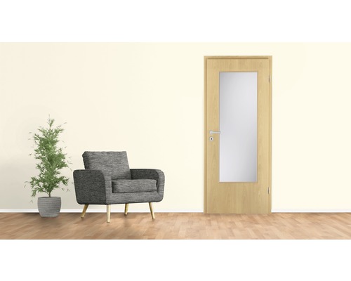 Helle Innentür mit Glaseinsatz neben einem Sessel und einer Zimmerpflanze