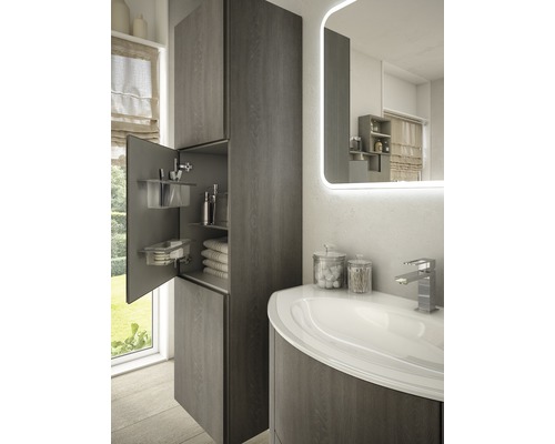 Modernes Badezimmer mit Waschtisch und offenem Badschrank zur Aufbewahrung von Badutensilien