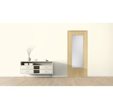 Innenraum mit Holztür und Glaseinsatz sowie Kommode mit Dekoration