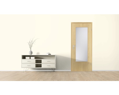 Innenraum mit Holztür und Glaseinsatz sowie Kommode mit Dekoration