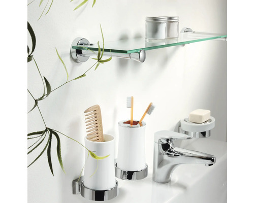 Badezimmer-Szene mit Glasregal, Zahnputzbecher mit Zahnbürsten, Seifenschale, Wasserhahn und Kamm