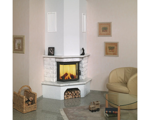 Eckkamin mit Feuerstelle, Holzkorb und Dekoration im Wohnzimmer