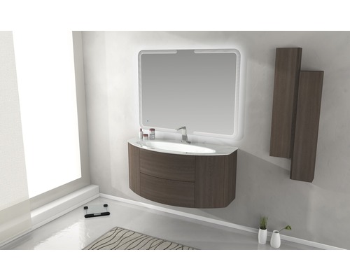 Badezimmer mit Waschtisch, Spiegel, Hängeschränken und Waage