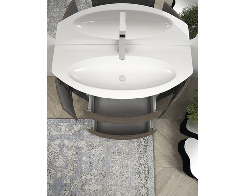 Aufsicht eines Badezimmers mit Waschbeckenunterschrank, offenem Schubfach, Türen und Armatur