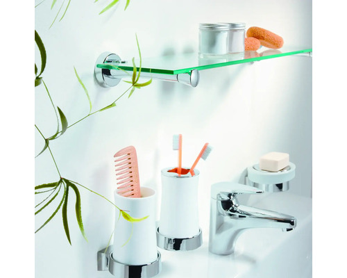Badezimmer Waschbeckenbereich mit Glasablage, Seifenschale, Zahnputzbecher, Kamm und Armatur