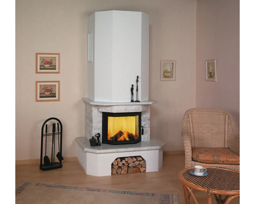 Kaminecke mit Kaminofen, Brennholz und Kaminbesteck in einem Wohnzimmer