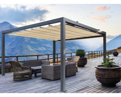 Terrasse mit Pergola, Gartenmöbeln und Bergblick