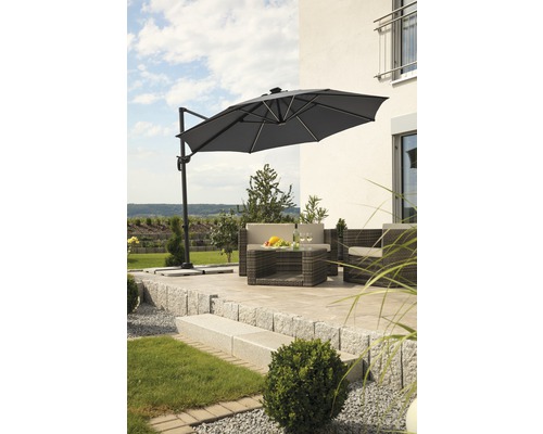 Terrasse mit Ampelschirm, Sitzgruppe und Steintreppe