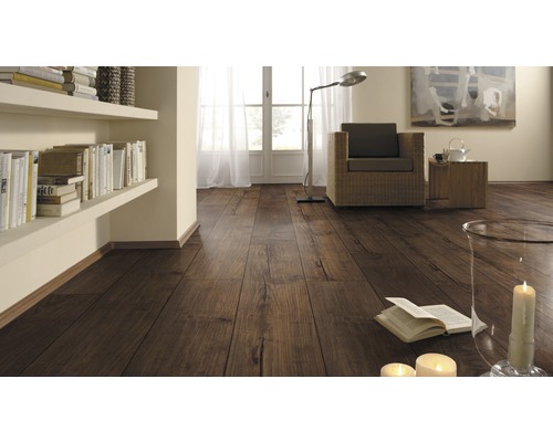 Wohnzimmer mit Laminatboden in Holzoptik, Regalen, Sessel und Dekoration