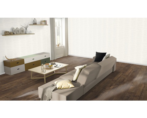 Wohnzimmer mit Sofa, Tisch, Kommode und Regalen