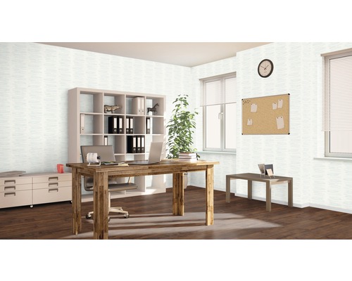 Büroraum mit Schreibtisch, Regal und Korktafel