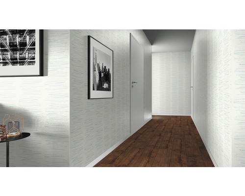 Flur mit gemusterter Tapete, Bildern und Holzboden