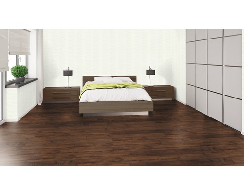 Modernes Schlafzimmer mit dunklem Laminatboden, Bett, Nachttischen und Kleiderschrank