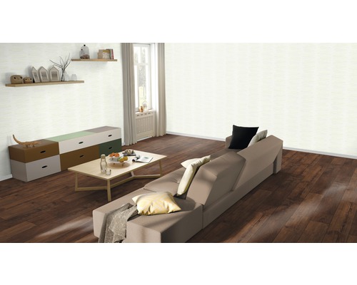 Wohnzimmer mit Sofa, Tisch, Kommode und Wandregalen in einem hellen Raum.