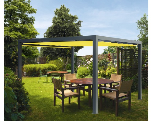 Pavillon Wismar 300 x 300 cm Dessin 7703 gelb ohne Senkrechtmarkise Quadratische Pergola mit gelbem Sonnenschutz und Gartenmöbeln auf einer Rasenfläche